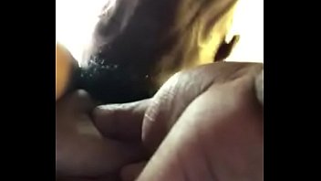 Женщина использует большие дилдо во времячко мастурбации